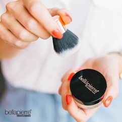 Bellapierre Mineral Foundation aanbrengen met poederkwast