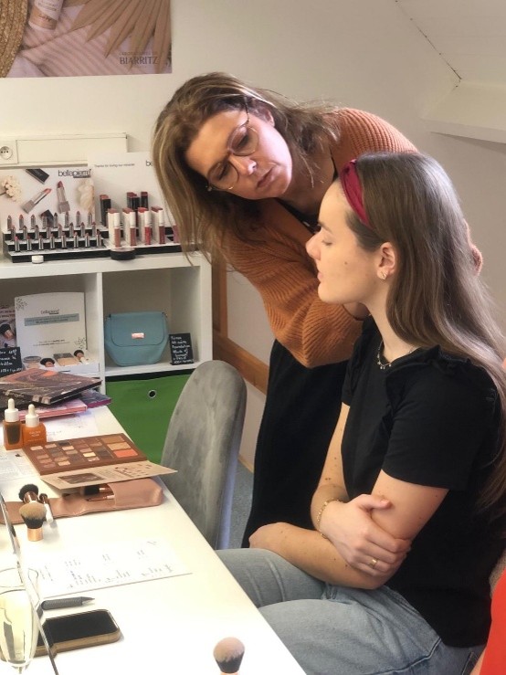 Cliënte met natuurlijke make-up na advies in de Beauty Studio