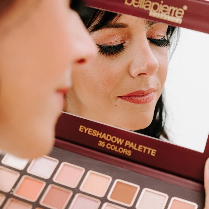 Model brengt mascara aan op haar wimpers voor een natuurlijke ooglook

